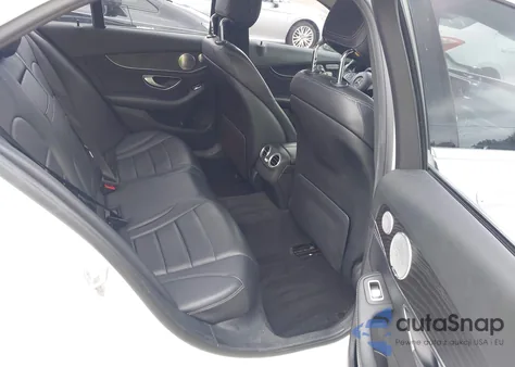 2015 Mercedes-Benz C 300 4Matic z USA, uszkodzony, nr VIN 55SWF4KB1FU081467